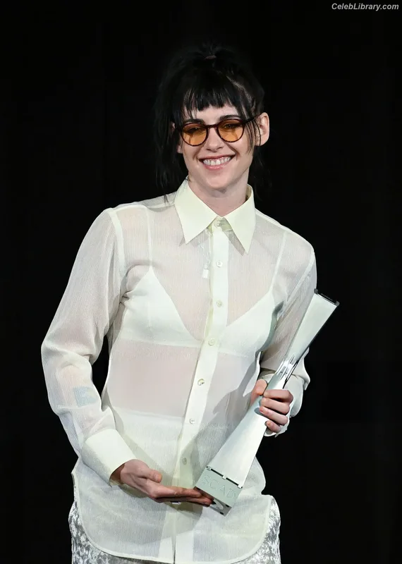Kristen Stewart photo 11 of 1358