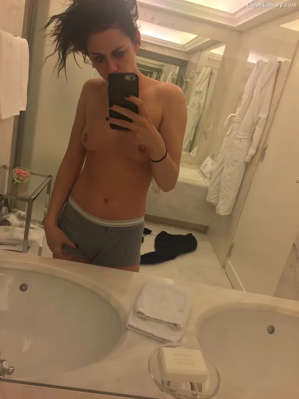 Kristen Stewart photo 11 of 1358