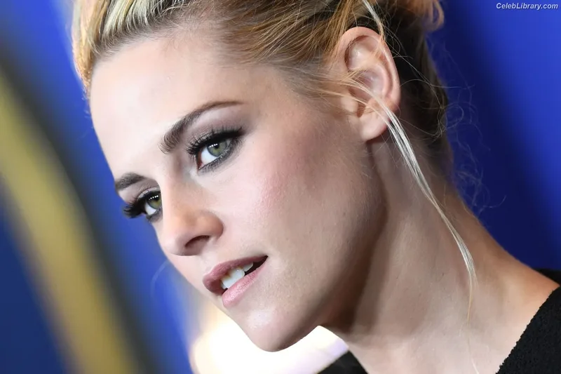 Kristen Stewart photo 4 of 1358