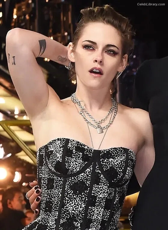 Kristen Stewart photo 2 of 1358