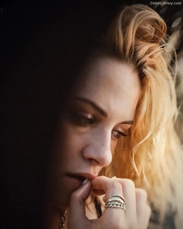 Kristen Stewart photo 7 of 1358