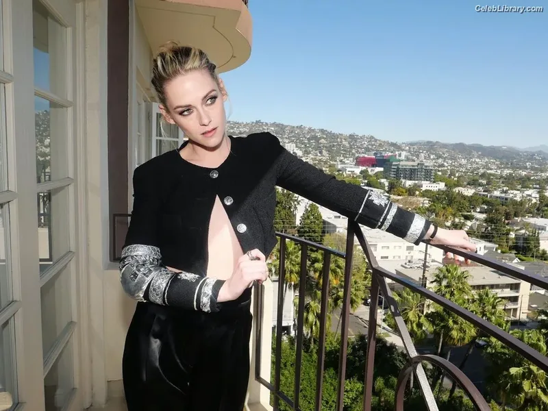 Kristen Stewart photo 12 of 1358