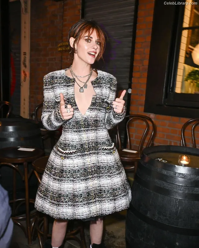 Kristen Stewart photo 1 of 1358