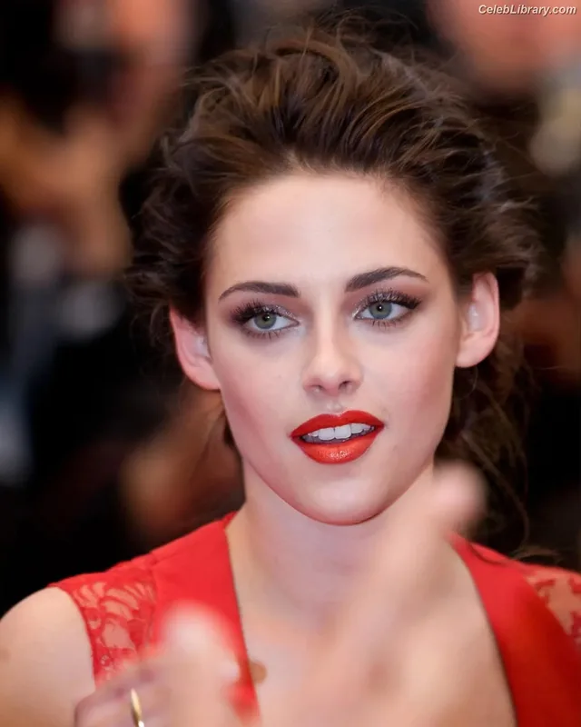 Kristen Stewart photo 19 of 1358