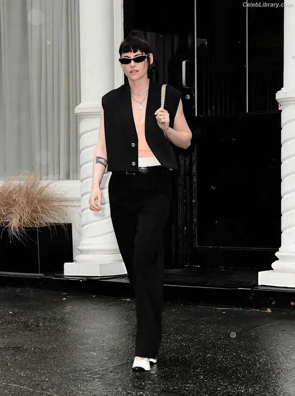 Kristen Stewart photo 3 of 1358