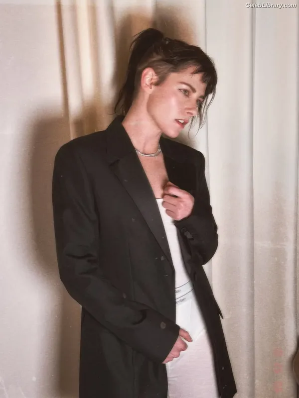 Kristen Stewart photo 11 of 1358