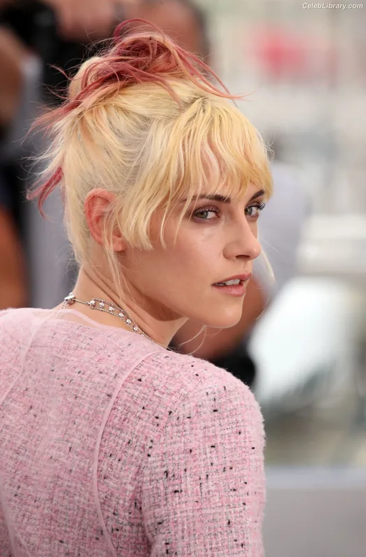 Kristen Stewart photo 2 of 1358