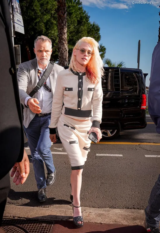 Kristen Stewart photo 7 of 1358