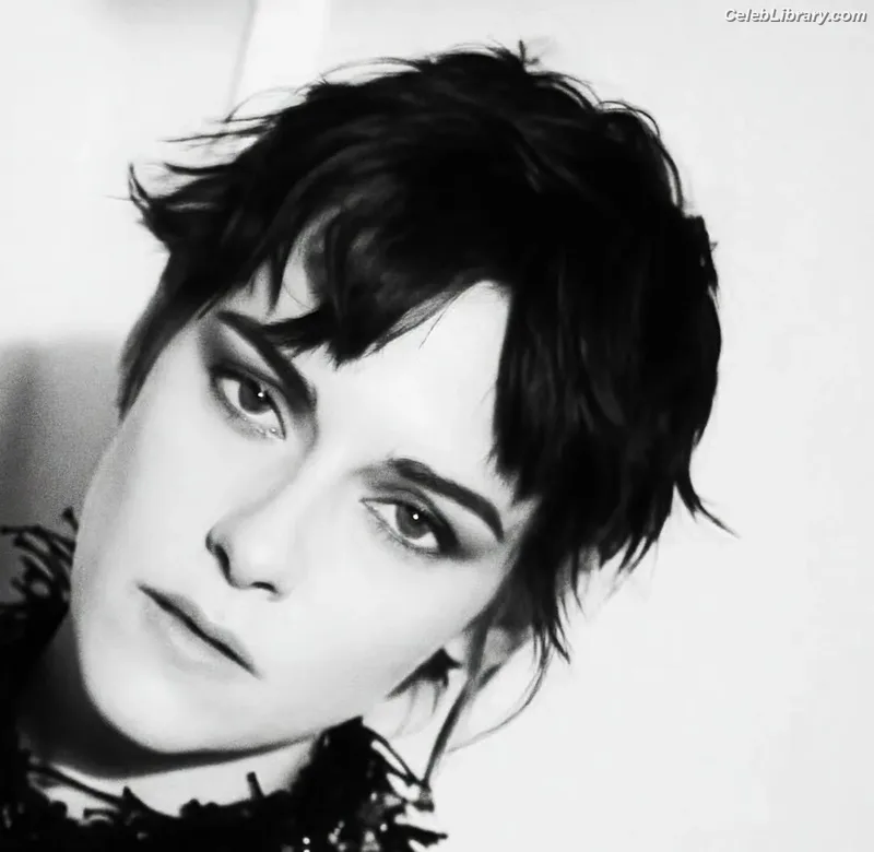 Kristen Stewart photo 2 of 1358