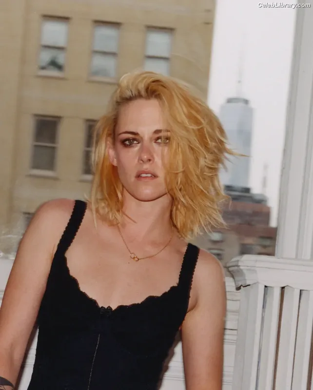 Kristen Stewart photo 10 of 1358