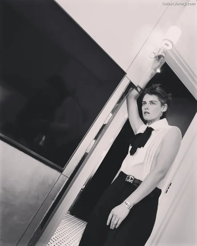 Kristen Stewart photo 2 of 1358