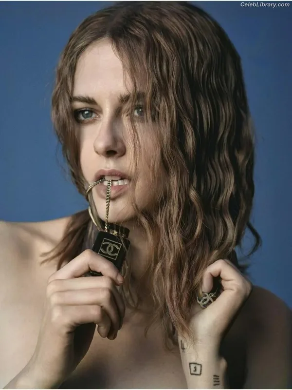 Kristen Stewart photo 6 of 1358