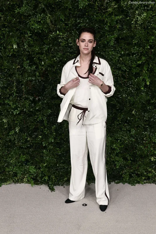 Kristen Stewart photo 1 of 1358