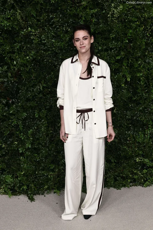 Kristen Stewart photo 2 of 1358