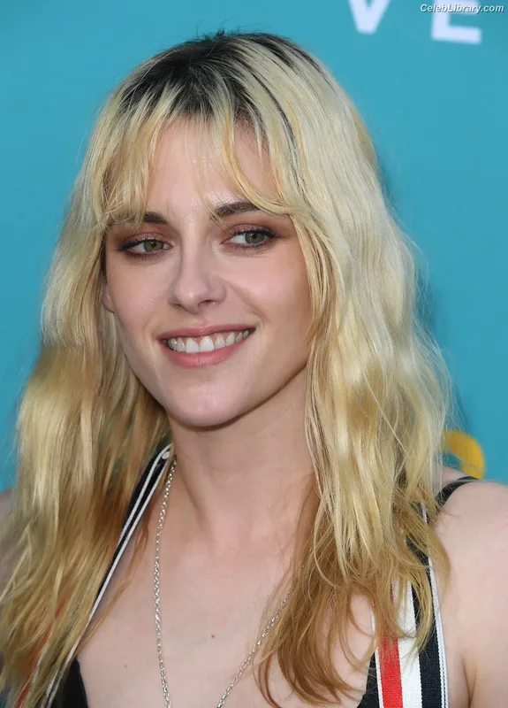 Kristen Stewart photo 1 of 1358