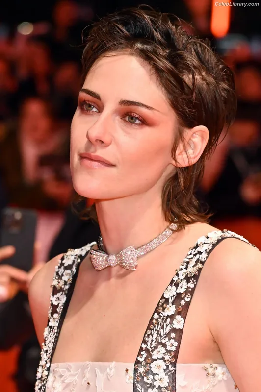 Kristen Stewart photo 21 of 1358