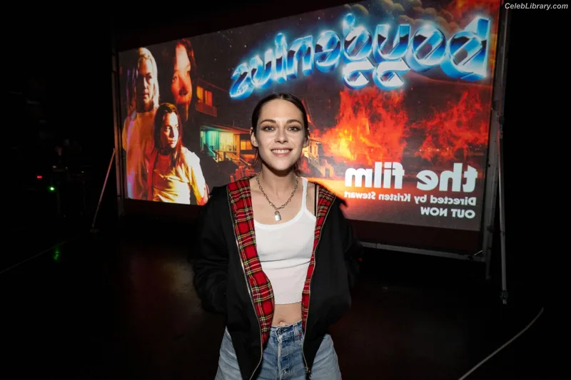 Kristen Stewart photo 7 of 1358