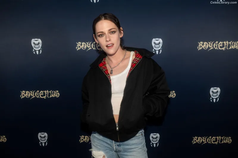 Kristen Stewart photo 9 of 1358