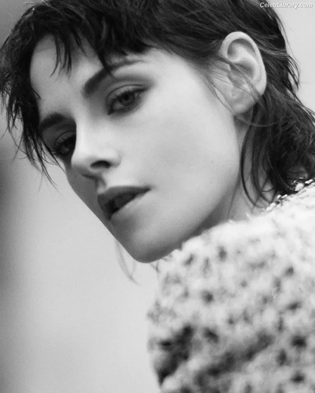 Kristen Stewart photo 2 of 1358