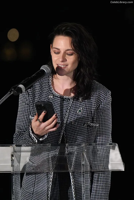 Kristen Stewart photo 3 of 1358