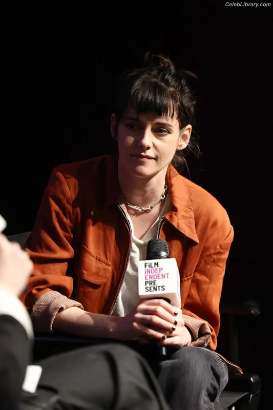 Kristen Stewart photo 4 of 1358