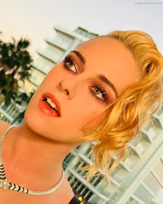 Kristen Stewart photo 18 of 1358
