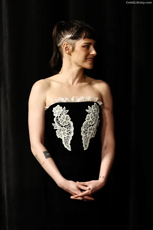 Kristen Stewart photo 7 of 1358