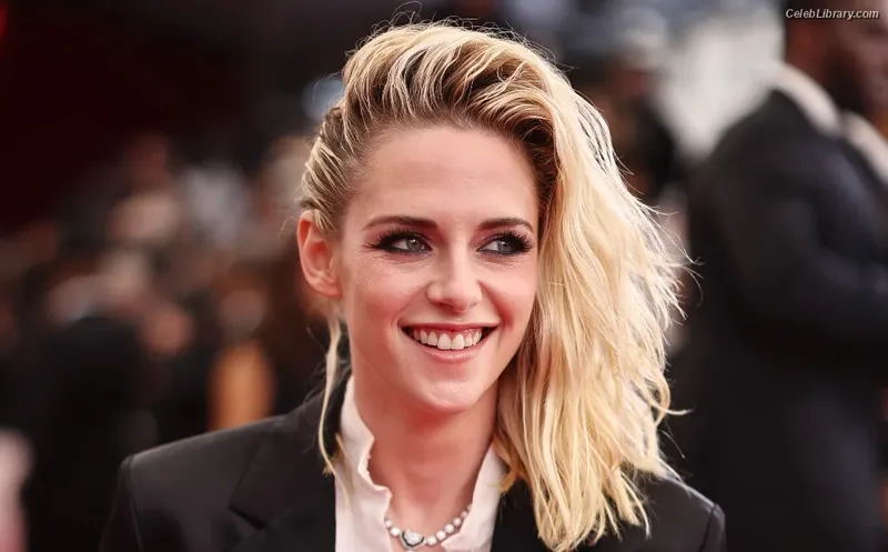 Kristen Stewart photo 12 of 1358