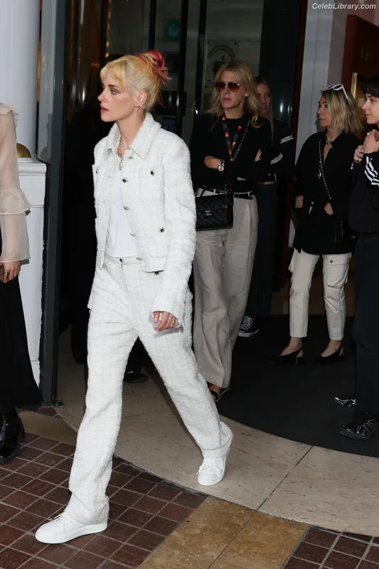 Kristen Stewart photo 21 of 1358