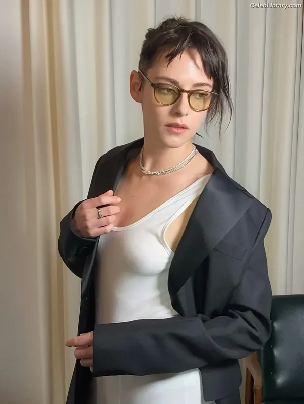 Kristen Stewart photo 18 of 1358