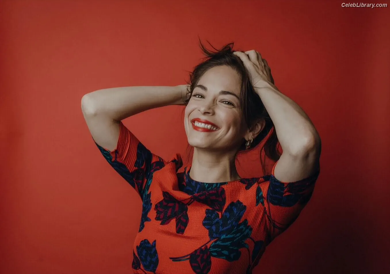 Kristin Kreuk photo 10 of 59