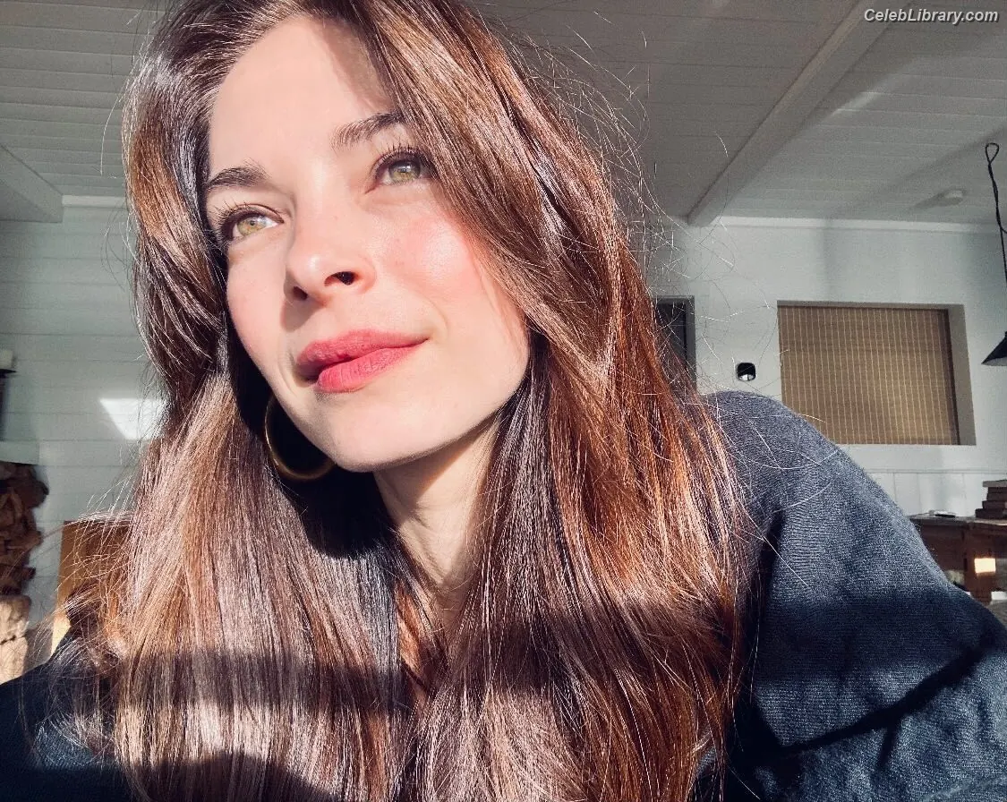 Kristin Kreuk photo 17 of 59
