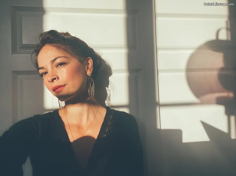 Kristin Kreuk photo 2 of 60