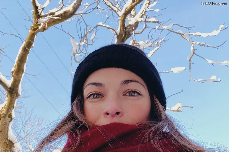 Kristin Kreuk photo 3 of 60