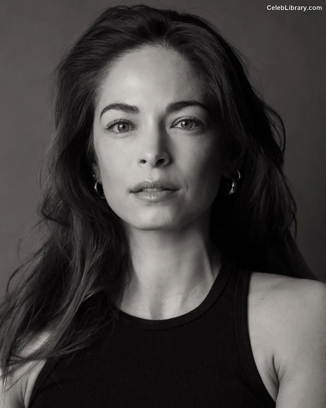 Kristin Kreuk photo 5 of 60