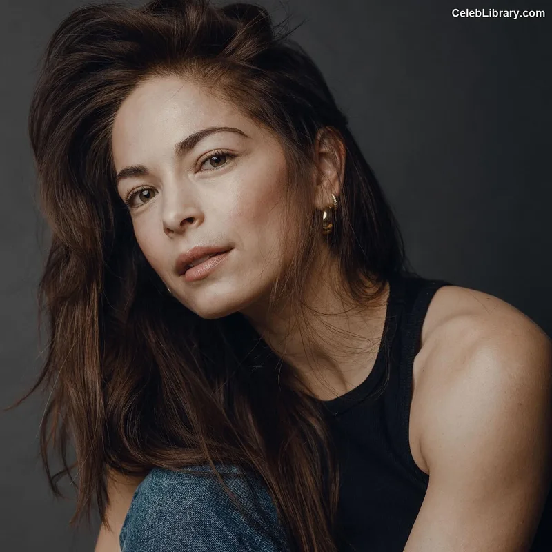 Kristin Kreuk photo 7 of 60