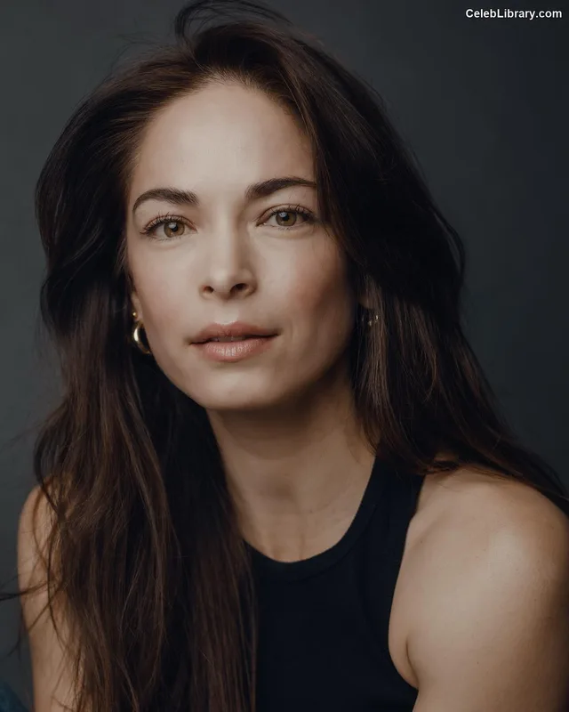 Kristin Kreuk photo 8 of 60