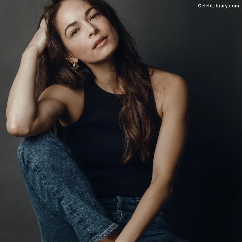 Kristin Kreuk photo 9 of 60