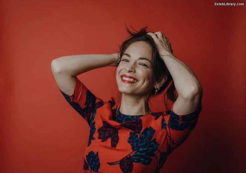 Kristin Kreuk photo 10 of 60