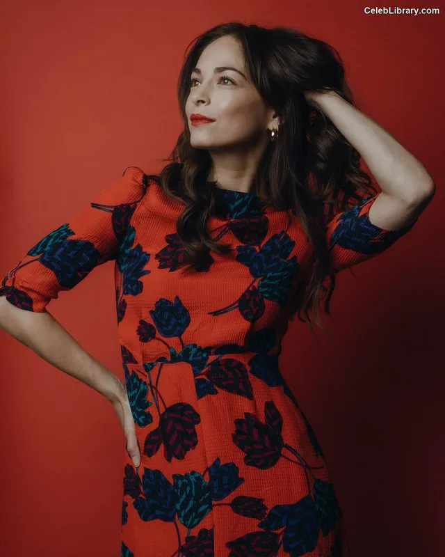 Kristin Kreuk photo 11 of 60