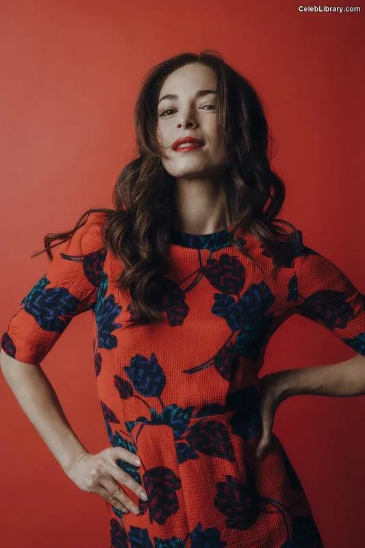 Kristin Kreuk photo 12 of 60