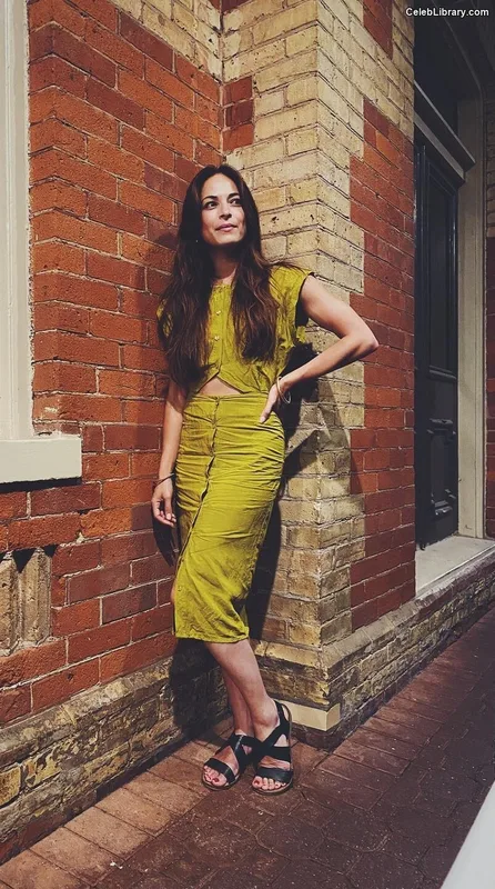 Kristin Kreuk photo 13 of 60