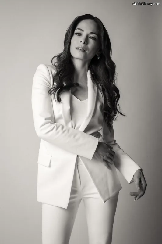 Kristin Kreuk photo 16 of 60