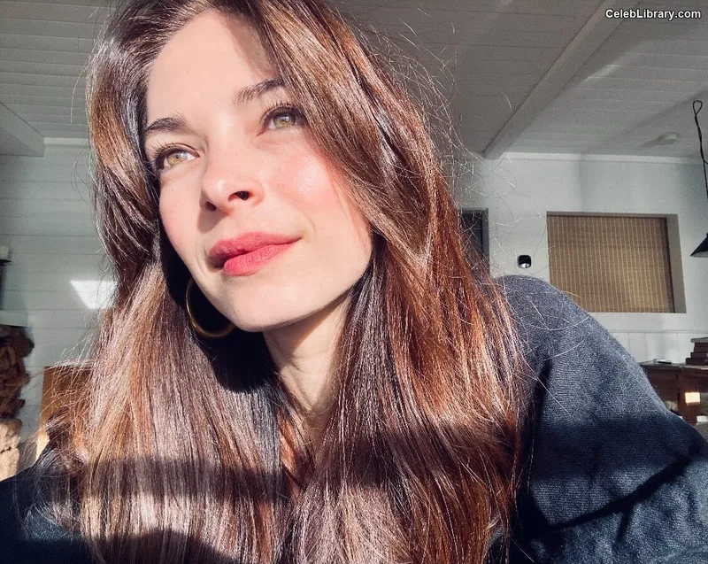 Kristin Kreuk photo 17 of 60