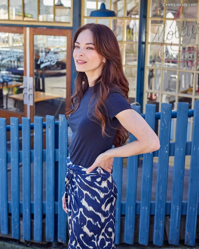 Kristin Kreuk photo 19 of 60