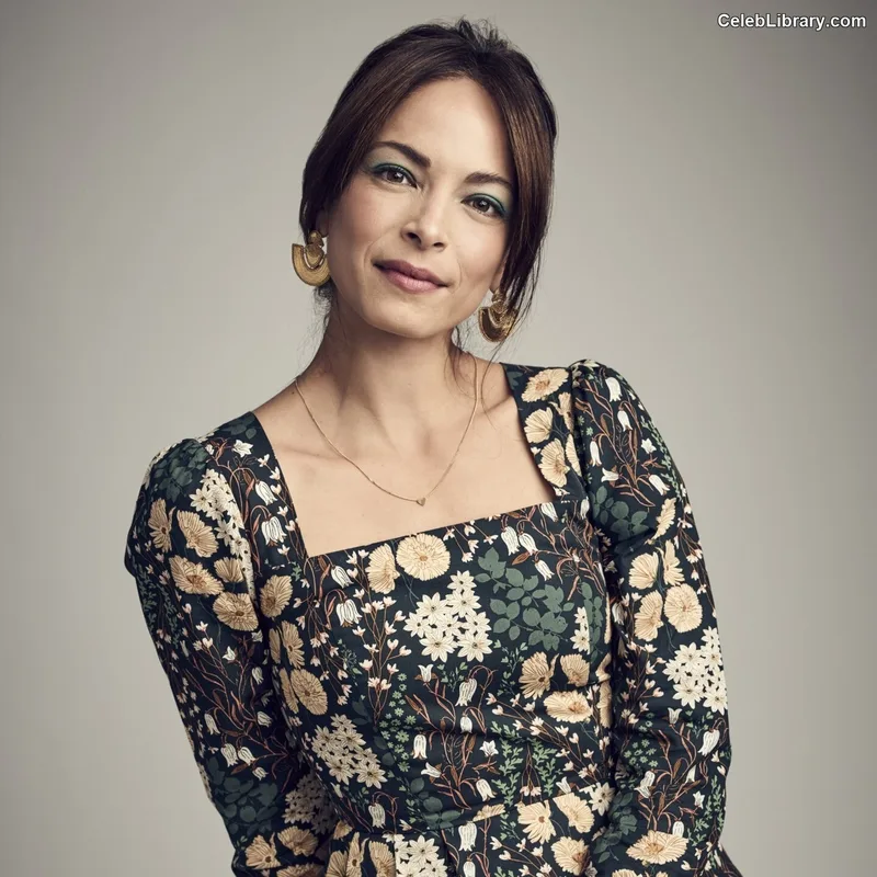 Kristin Kreuk photo 20 of 60