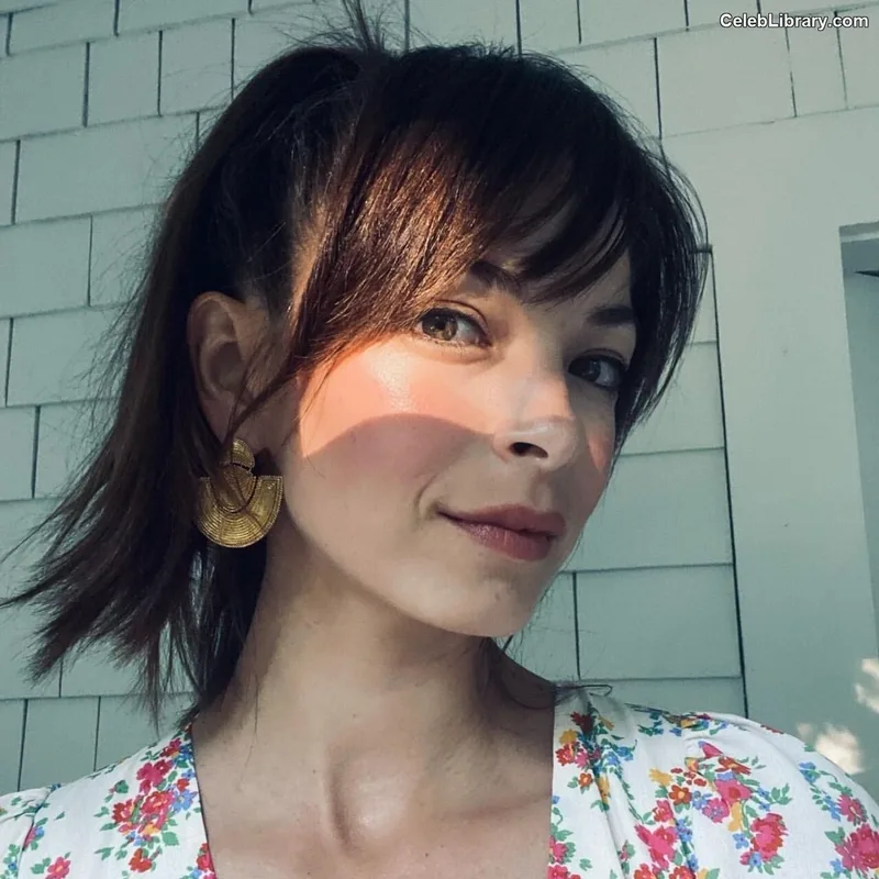Kristin Kreuk photo 22 of 60