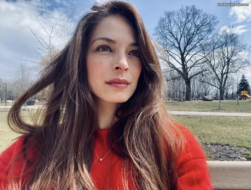 Kristin Kreuk photo 23 of 60