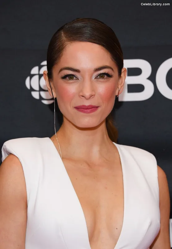 Kristin Kreuk photo 24 of 60