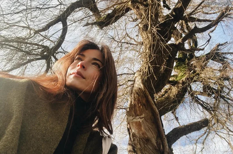 Kristin Kreuk photo 1 of 60